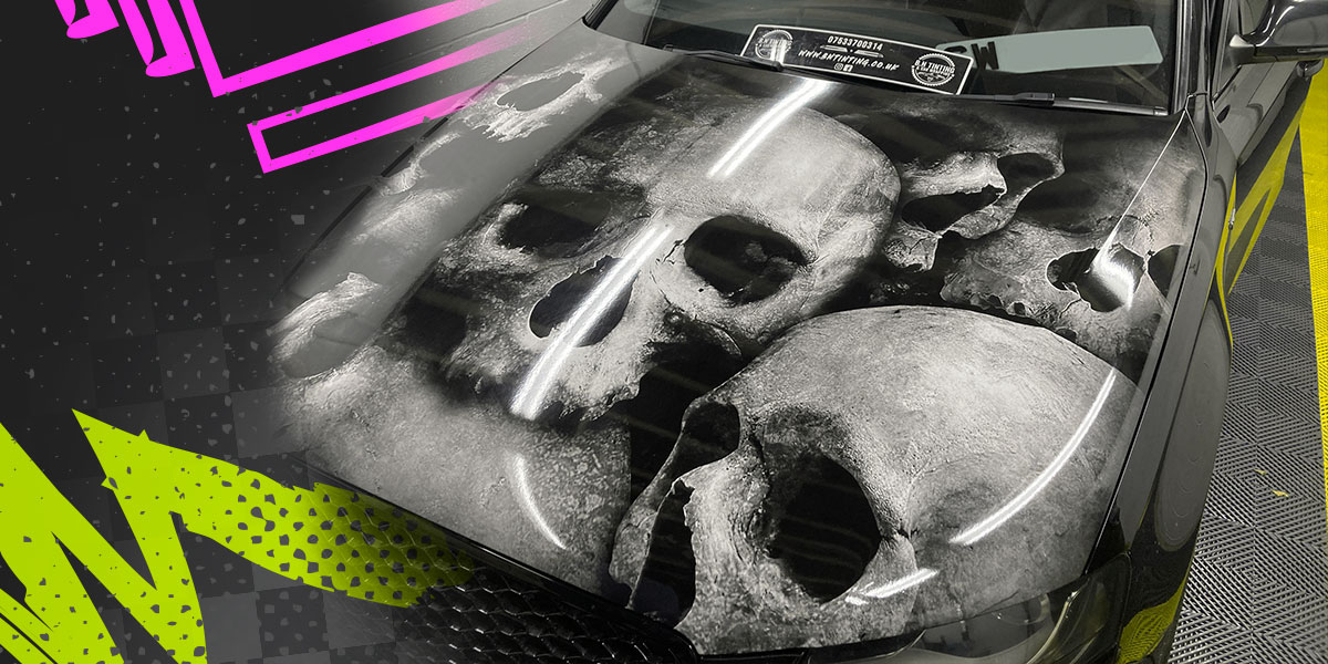 Main banner showing car with decals bonnet skulls